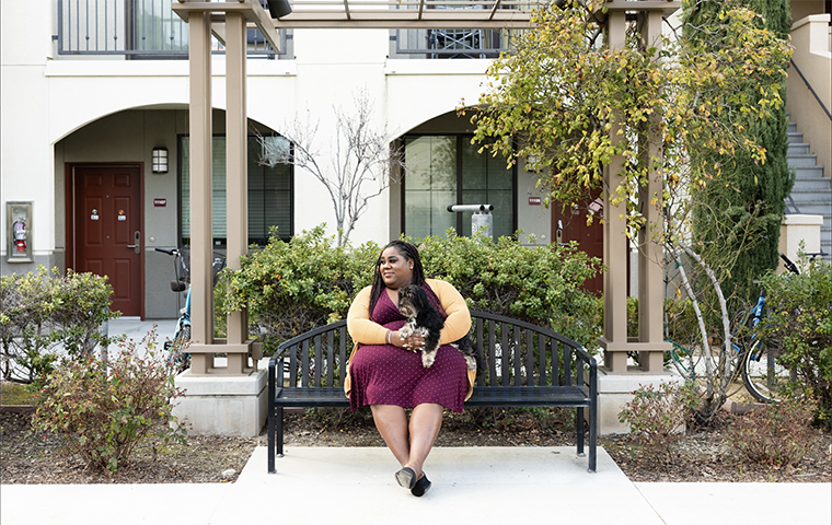 Photo of SCU Therapist in Residence Kristin Tappan 11, M.A. 17, in the courtyard of University Villas.